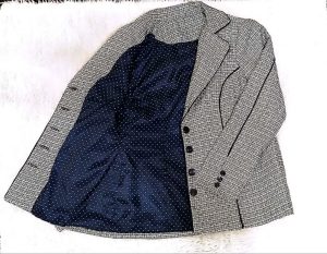 نمونه پالتو و کت دوخته شده توسط هنرجویان دوره ضخیم‌دوزی کانون راه روشن، آموزش حرفه‌ای خیاطی زمستانی