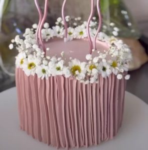 کلاس کیک تولد در تهران -- آموزش صفر تا صد کیک تولد در راه روشن توسط نیلوفر کریم آبادی