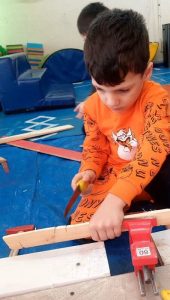 کلاس نجاری کودکان در پیش دبستانی تهران کانون راه روشن